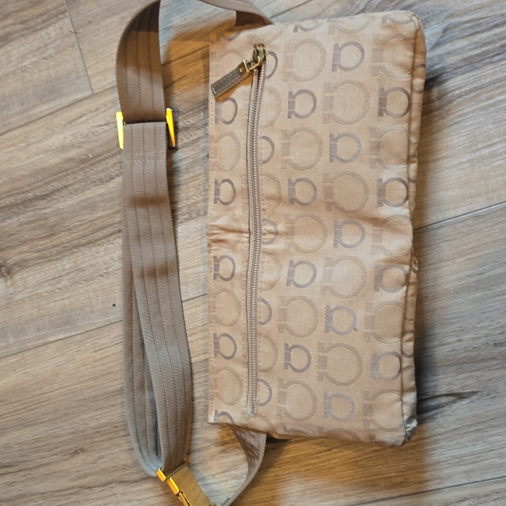 Salvatore Ferragamo Mancini Fanny Pack Belt Bag Unisex 2 Tone Tan Color - Picture 3 of 8